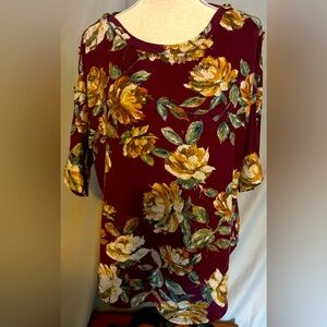Kim & Cami high low top with floral pattern & 3/4 sleeves with details. Ptp 23”